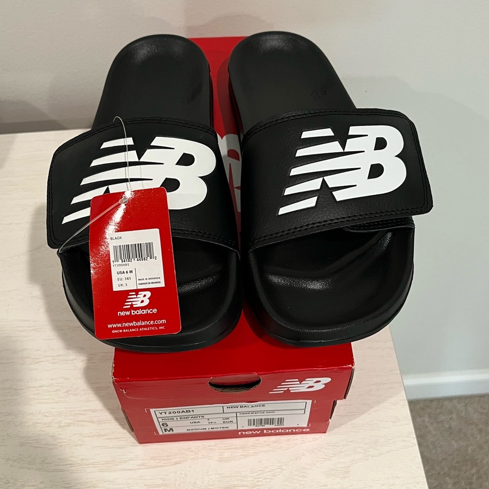 New Balance slides NIB
Youth size 6M
